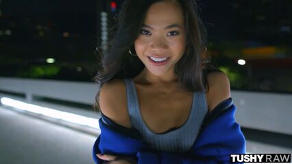Тугая попка азиатки Вина Скай и большой член в ее заднице