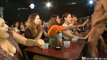 Девичник в разгаре: соски по очереди сосут член танцующего Мишки