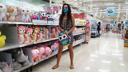 С анальной пробкой в заднице без трусиков на публике