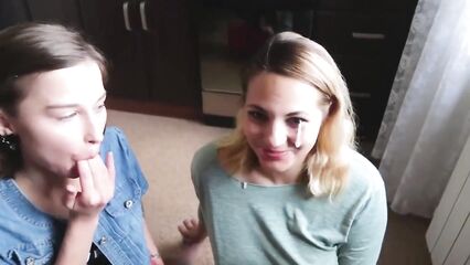 2 молодые студентки обслужили парня