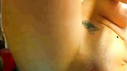 Вставила в дырку банку Coca Cola