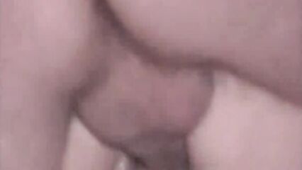 Молодой брюнетке засунули два члена в письку одновременно