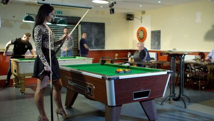 В 40 лет моя жена ходит без трусиков (порнофильм с русским переводом)