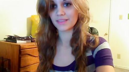 Молоденькая шлюшка показала все свои прелести на камеру