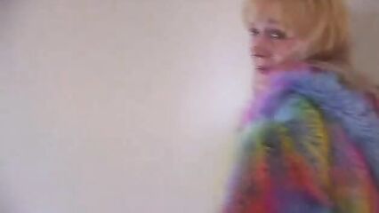 Русская блондинка соблазнила на секс 5 молодых парней