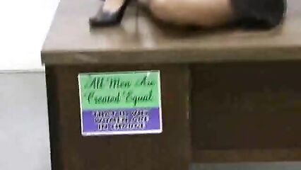 Опытная тетка вздрочнула стыдливому пацану