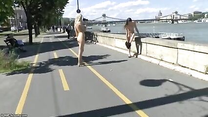 Сладкая блондинка Кароль гуляет голышом по улицам