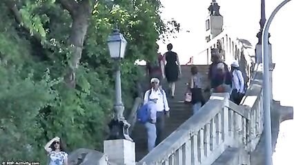 Сладкая блондинка Кароль гуляет голышом по улицам