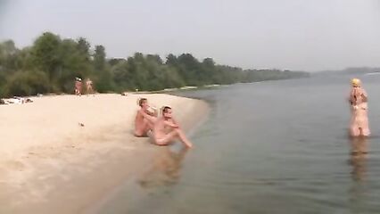 Юные нудистки натуристки играют мячиком