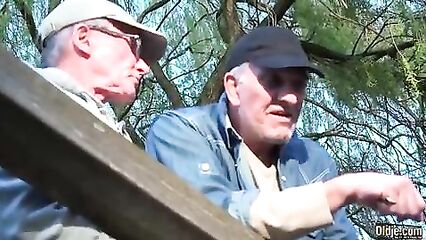 Старые пердуны трахают молодых девушек