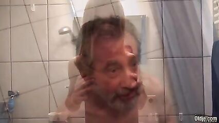 Старые пердуны трахают молодых девушек