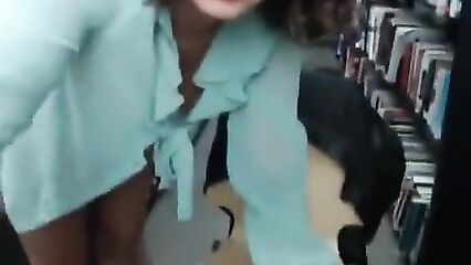 Красивая милашка с огромной попкой мастурбирует