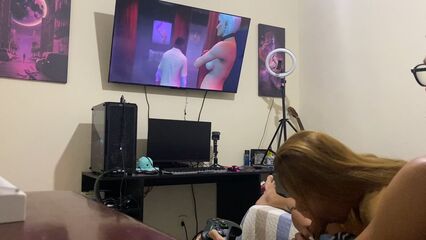 Подруга сосет член, пока я снимаю в GTA проститутку