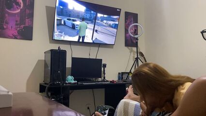 Подруга сосет член, пока я снимаю в GTA проститутку