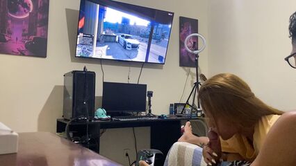 Подруга сосет член, пока я снимаю в GTA проститутку