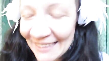 Русская брюнетка пописала возле параши крупным планом