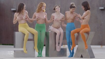 Пять симпатичных ярких девушек собрались для любви