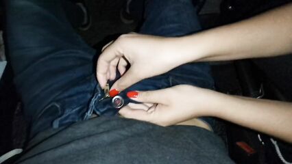 Моя жена сосет мой член в машине и глотает сперму