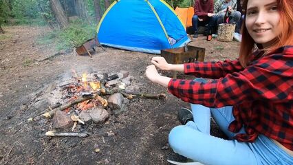 Секс с превосходной попкой в лесу у костра на природе...