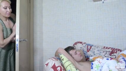 Старушка разбудила молодого парня чтобы тот трахнул ее в очко