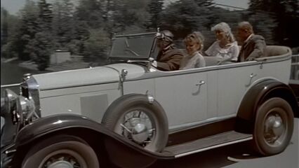 Дворец удовольствий Жозефины Мутценбахер, с переводом