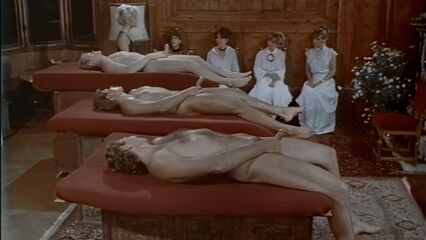 Дворец удовольствий Жозефины Мутценбахер, с переводом